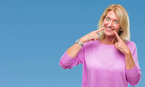 Middle Age Blonde Woman Isolated Background Smiling Confident Showing Pointing — Stock Photo, Image