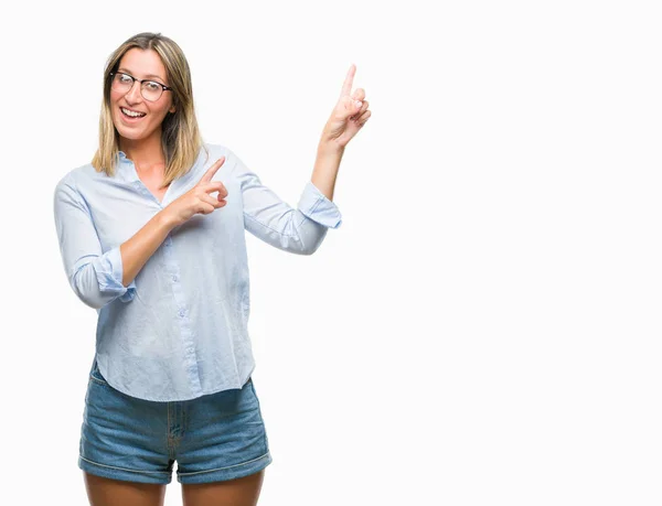 Joven Mujer Negocios Hermosa Sobre Fondo Aislado Sonriendo Mirando Cámara —  Fotos de Stock