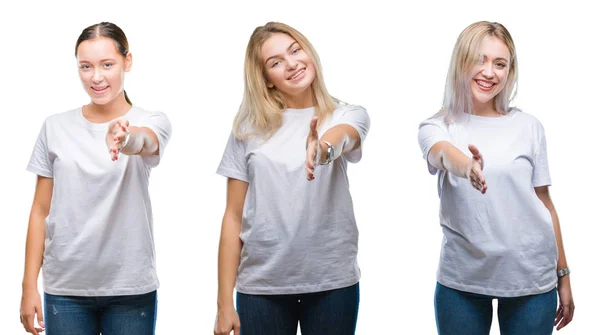 一群年轻女性穿着白色 T恤在孤立的背景微笑友好的拼贴 握手作为问候和欢迎 成功的业务 — 图库照片