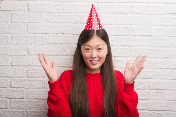 Jonge Chinese Vrouw Bakstenen Muur Dragen Verjaardag Hoed Erg Blij — Stockfoto