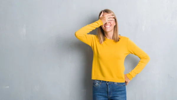 Schöne Junge Frau Die Über Grunge Grauen Wand Lächelnd Und — Stockfoto