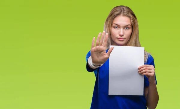 Mulher Branca Jovem Segurando Folha Papel Branco Sobre Fundo Isolado — Fotografia de Stock