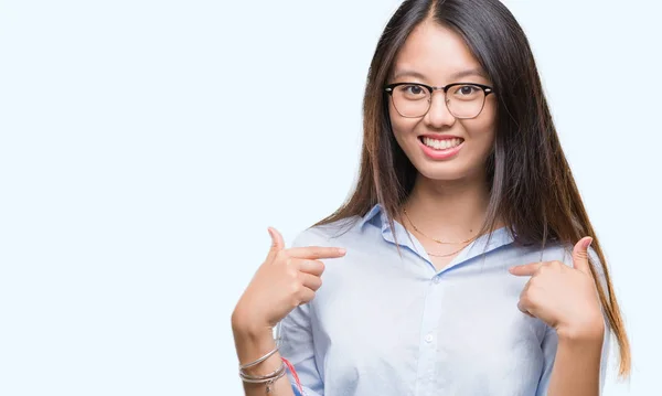 若いアジア ビジネス女性隔離された背景の顔に笑顔と自信を持って 誇りと幸せな指で自分を指して上メガネ — ストック写真