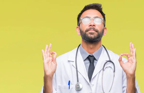 Adulto Hispânico Médico Homem Sobre Fundo Isolado Relaxar Sorrir Com — Fotografia de Stock