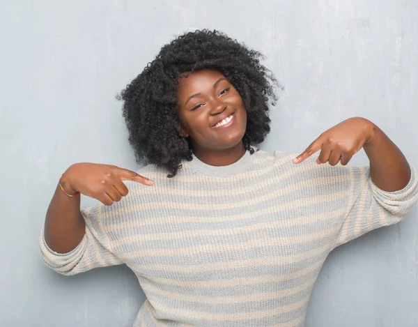 아프리카계 미국인 플러스 여자로 자신감 스웨터를 스럽게 손가락으로 자신을 가리키는 — 스톡 사진