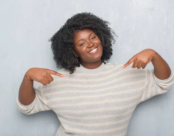 Young African American Size Woman Grey Grunge Wall Wearing Sweater — Stock Photo, Image