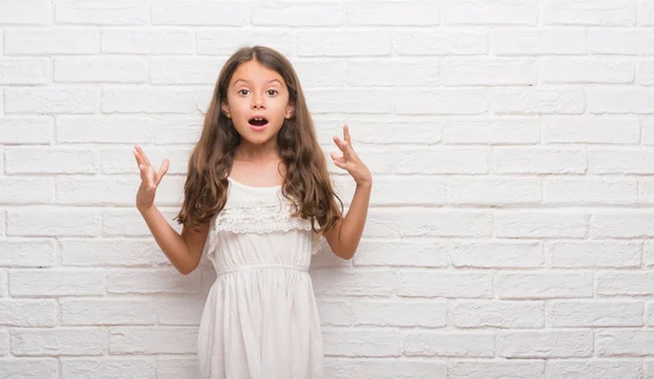 Jeune Enfant Hispanique Sur Mur Briques Blanches Célébrant Fou Étonné — Photo