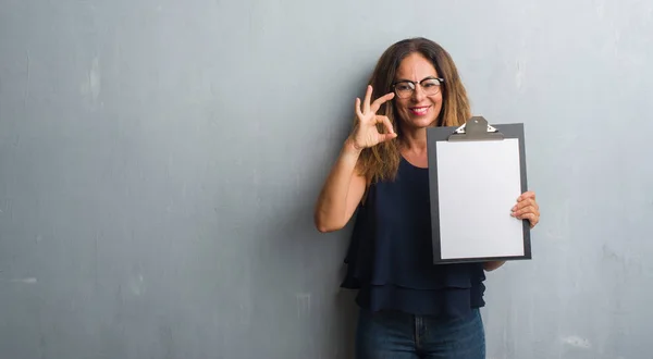 Medelåldern Spansktalande Kvinna Som Står Över Grå Grunge Väggen Håller — Stockfoto