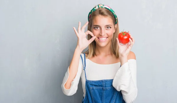 Mulher Bonita Sobre Grunge Parede Cinza Comendo Tomate Fresco Fazendo — Fotografia de Stock