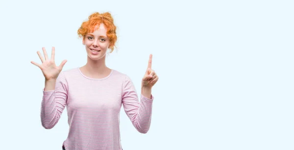 Jonge Roodharige Vrouw Tonen Met Vingers Omhoog Nummer Zes Terwijl — Stockfoto