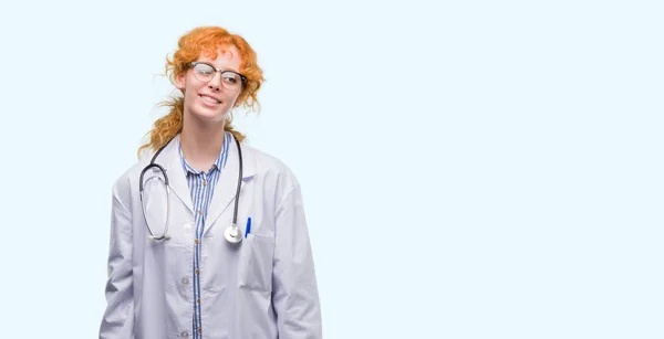 Mulher Ruiva Jovem Vestindo Uniforme Médico Olhando Para Lado Com — Fotografia de Stock