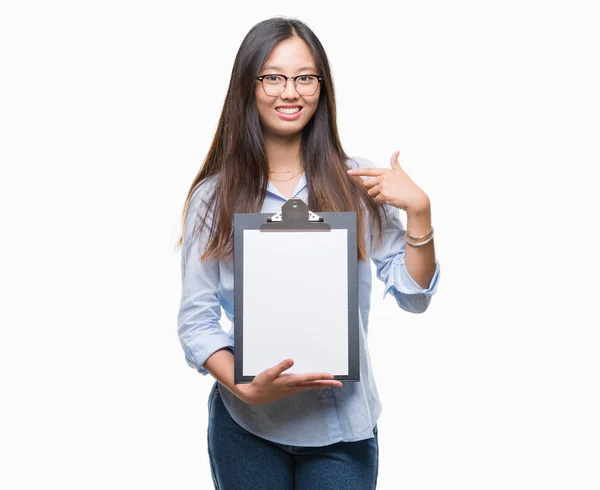 Young Asian Business Woman Holding Clipboard Isolated Background Surprise Face — Stock Photo, Image