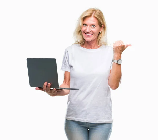 미소와 측면까지 손가락으로 보여주는 컴퓨터 노트북을 — 스톡 사진