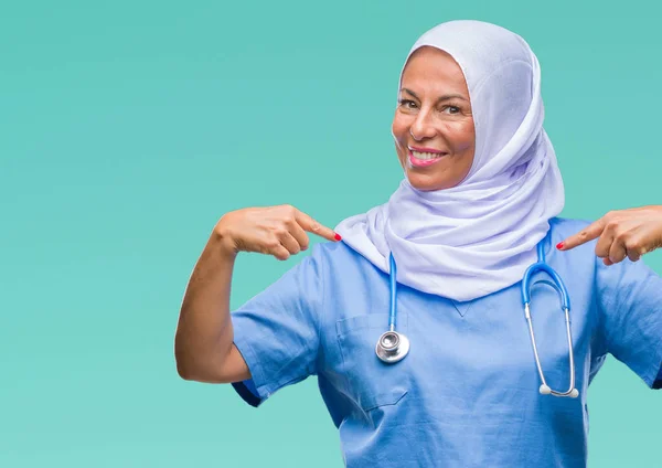 Старшая Арабская Медсестра Среднего Возраста Носит Хиджаб Изолированном Фоне Выглядит — стоковое фото