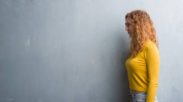 Jeune Femme Rousse Sur Mur Gris Grunge Regardant Vers Côté — Photo