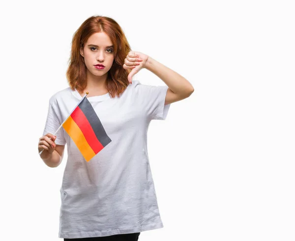 持有德国国旗的年轻美丽的妇女在孤立的背景与愤怒的脸 否定的符号显示不喜欢拇指向下 拒绝概念 — 图库照片