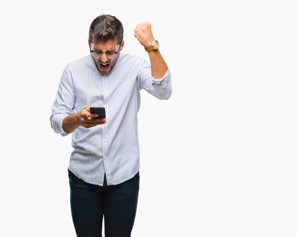 Joven Hombre Guapo Mensajes Texto Utilizando Teléfono Inteligente Sobre Fondo —  Fotos de Stock