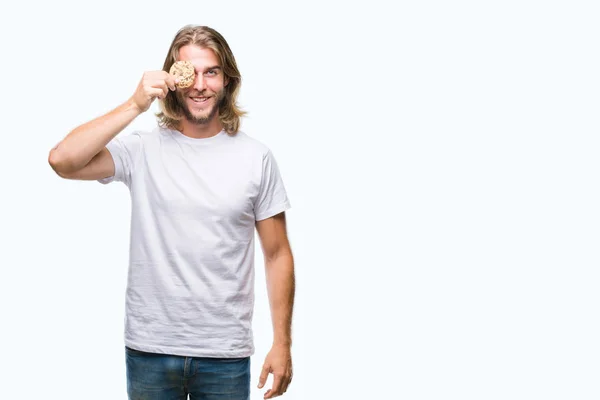 Jonge Knappe Man Met Lange Haren Eten Chocolade Cookie Geïsoleerde — Stockfoto