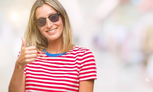 Giovane Bella Donna Che Indossa Occhiali Sole Sfondo Isolato Facendo — Foto Stock