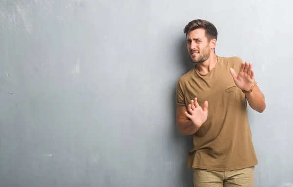 Guapo Joven Sobre Gris Pared Grunge Expresión Repugnante Disgustado Temeroso — Foto de Stock