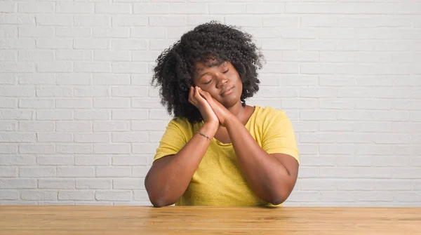 Unga Afroamerikanska Kvinnan Sitter Bord Hemma Sover Trött Drömmer Och — Stockfoto