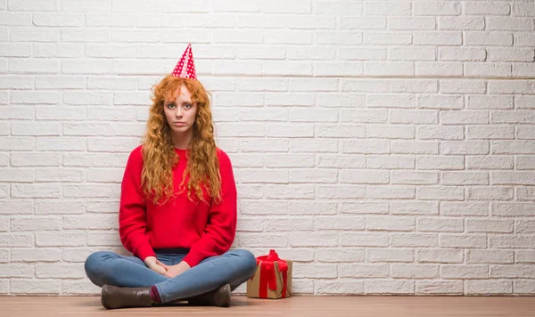 Jonge Roodharige Vrouw Zitten Bakstenen Muur Dragen Verjaardag Hoed Met — Stockfoto