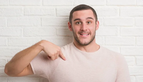 Joven Hombre Caucásico Pie Sobre Pared Ladrillo Blanco Con Cara — Foto de Stock