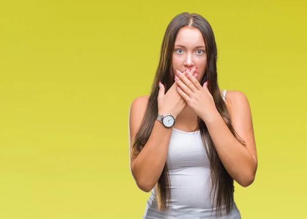 Giovane Donna Caucasica Bella Sfondo Isolato Scioccato Copertura Bocca Con — Foto Stock