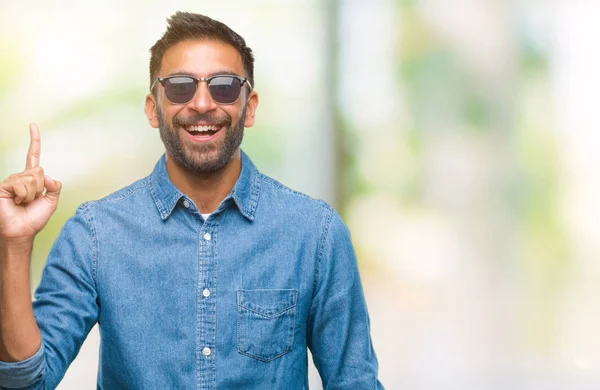 Erwachsener Hispanischer Mann Mit Sonnenbrille Über Isoliertem Hintergrund Der Mit — Stockfoto