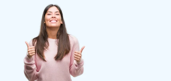 Giovane Bella Donna Ispanica Indossa Segno Successo Maglione Facendo Gesto — Foto Stock