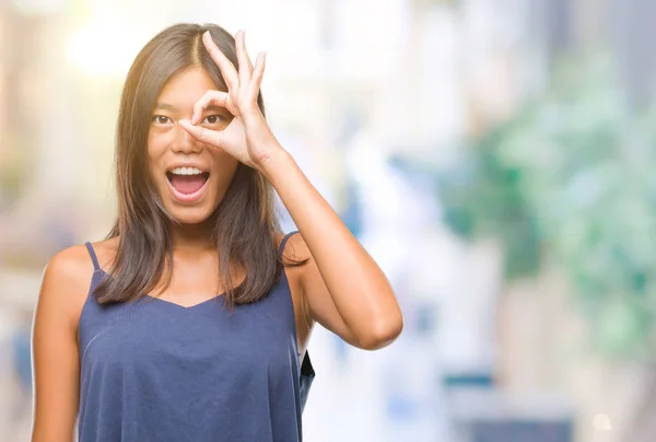 Genç Asyalı Kadın Gülümsüyor Parmakları Ile Mutlu Yüz Üzerinden Seyir — Stok fotoğraf