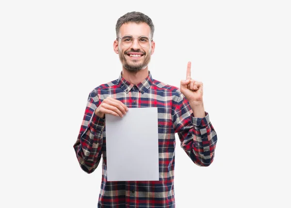 Homem Jovem Adulto Hipster Segurando Folha Papel Branco Surpreso Com — Fotografia de Stock