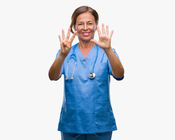 孤立した背景表示と指で上向きに中年看護師が先輩医師女性ナンバー ナイン自信を持って 幸せな笑みを浮かべて — ストック写真