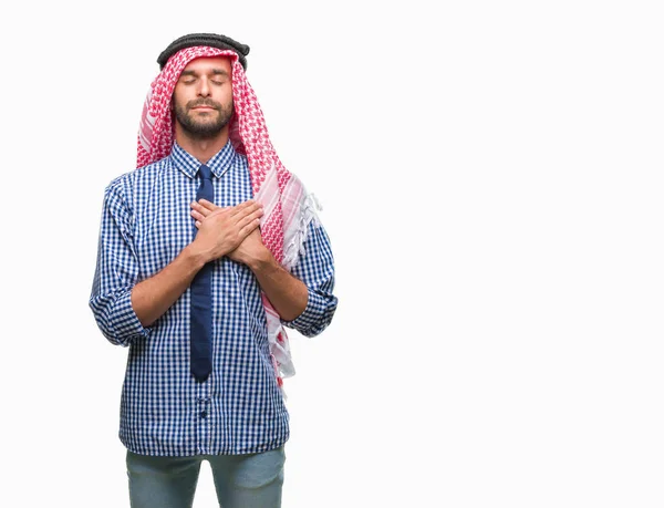年轻英俊的阿拉伯商人穿着 Keffiyeh 在孤立的背景微笑着双手在胸前闭上眼睛和感激的手势脸上 健康理念 — 图库照片