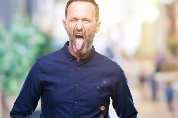 中年白髪の年配の男性の舌を付着分離背景上アウト面白い表現に満足 感情の概念 — ストック写真