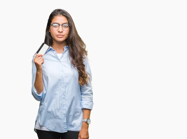 Mujer Árabe Joven Sosteniendo Tarjeta Crédito Sobre Fondo Aislado Con —  Fotos de Stock