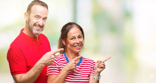 Medelåldern Spansktalande Par Kärlek Över Isolerade Bakgrund Leende Och Tittar — Stockfoto