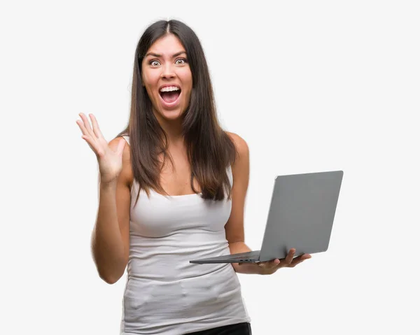 Νεαρή Γυναίκα Ισπανόφωνος Χρησιμοποιώντας Υπολογιστή Laptop Πολύ Χαρούμενος Και Ενθουσιασμένος — Φωτογραφία Αρχείου