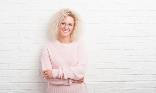 Jonge Blonde Vrouw Met Krullend Haar Witte Bakstenen Muur Blij — Stockfoto