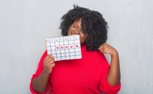 Jonge African American Vrouw Grijs Grunge Muur Holding Menstruatie Kalender — Stockfoto