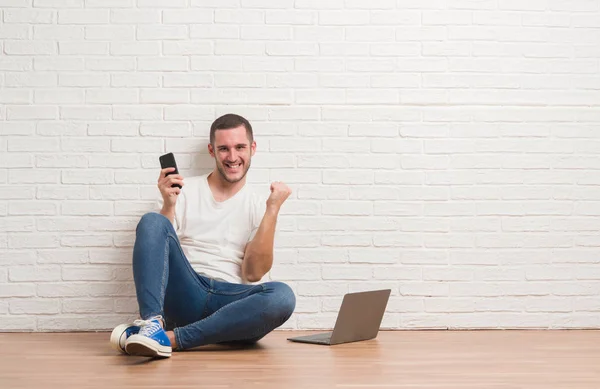 Giovane Uomo Caucasico Seduto Sopra Muro Mattoni Bianchi Utilizzando Computer — Foto Stock