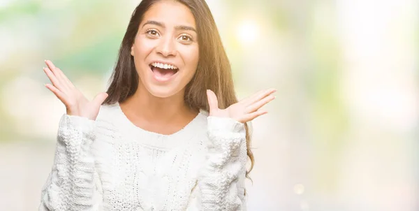 Giovane Bella Donna Araba Indossa Maglione Invernale Sfondo Isolato Celebrando — Foto Stock