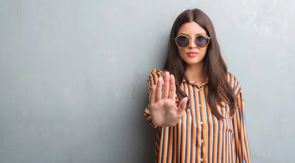 Junge Brünette Frau Über Grunge Grauer Wand Mit Retro Sonnenbrille — Stockfoto