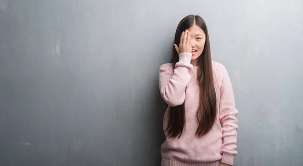 Jonge Chinese Vrouw Grijs Wandbekleding Één Oog Met Hand Met — Stockfoto