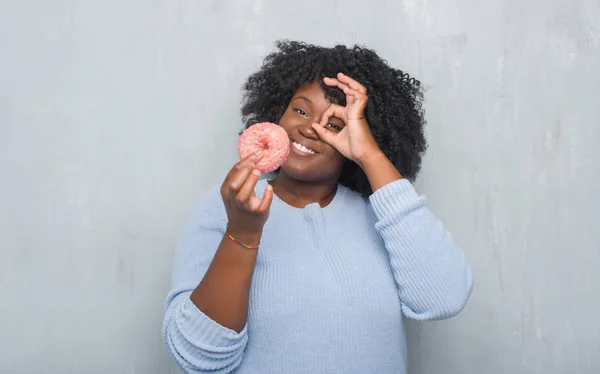 Młody African American Kobieta Szary Mur Jeść Pączki Różowy Szczęśliwy — Zdjęcie stockowe