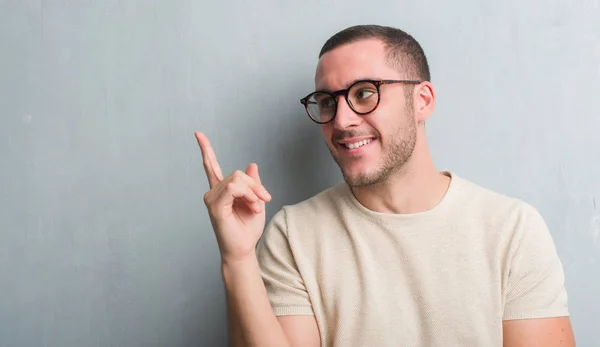 Joven Caucásico Hombre Sobre Gris Grunge Pared Muy Feliz Señalando —  Fotos de Stock