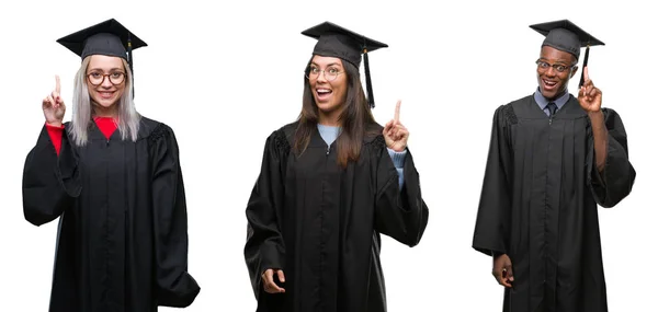 一群穿着大学服装的青年学生在孤立的背景下毕业了校服 用成功的想法指指点点 离开和快乐 — 图库照片