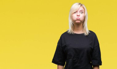 Genç güzel sarışın kadın komik surat ile yanakları şişirme izole arka plan yüzünden. Ağız ile hava, deli ifade şişirilmiş.