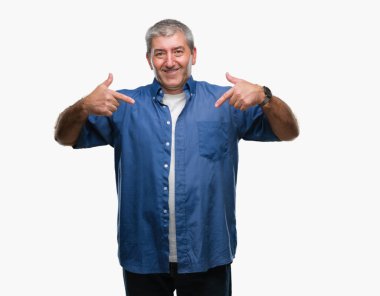 Yüzünde gülümseme ile kendinden emin görünüyorsun, kendini gururlu ve mutlu parmakları ile işaret izole arka plan üzerinde üst düzey yakışıklı.