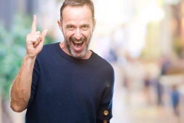 Orta yaş başarılı fikirle parmağı yukarıyı izole arka plan üzerinde ağarmış komuta sizde. Çıktıktan ve mutlu. Bir numara.